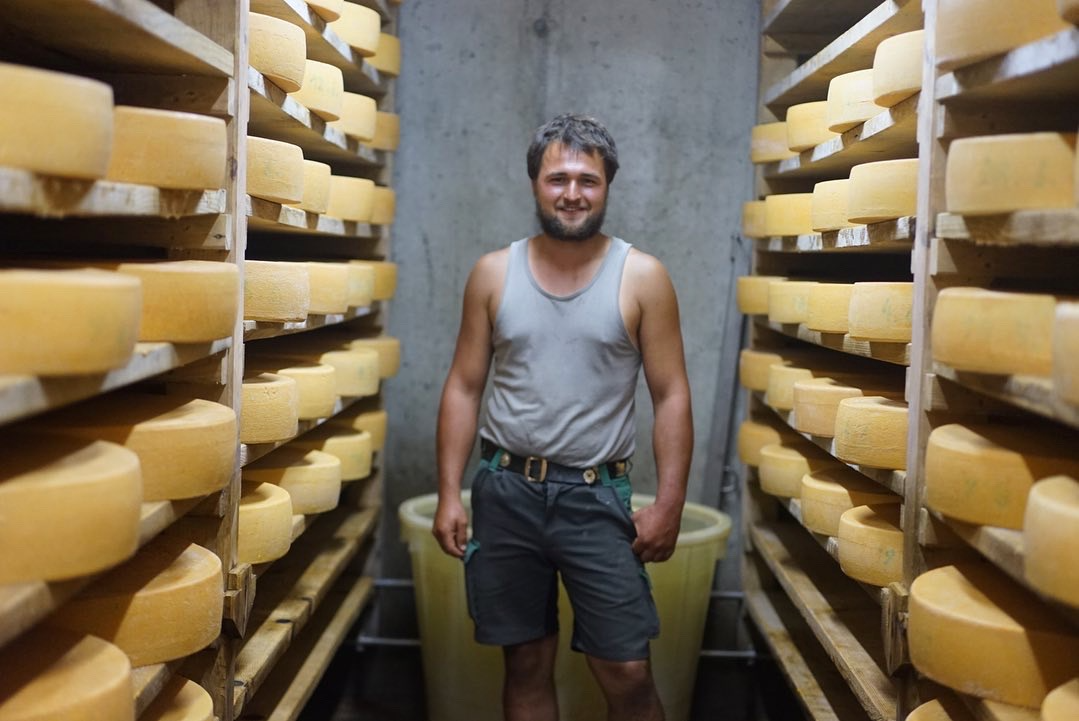 Lukas Kaufmann im Käsekeller der Alpe Sack